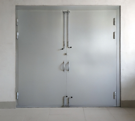 Стальные серые ворота Стальные серые ворота