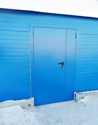 Полуторная дверь синего цвета