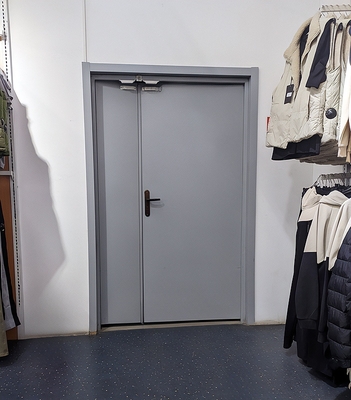 Дверь в магазине одежды